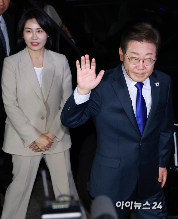 당선이 확실시된 이재명 더불어민주당 대통령 후보와 김혜경 여사가 4일 서울 여의도 더불어민주당 당사에 들어서고 있다. [사진=곽영래 기자]