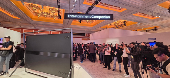 4일(현지시간) 미국 라스베이거스 윈 호텔에서 열린 &lsquo;삼성 퍼스트 룩&rsquo; 전시관의 입구인 &lsquo;AI 갤러리&rsquo;에 고흐의 그림이 흐르고 있다. [사진=박지은 기자]