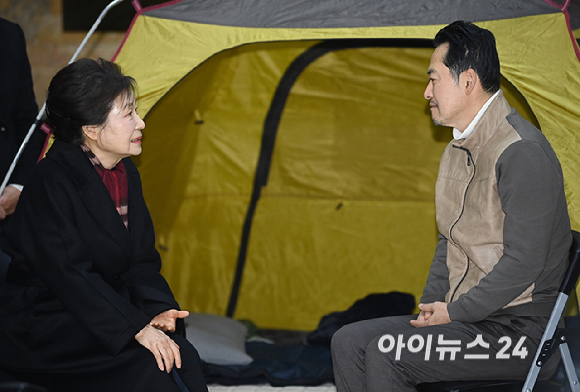 박근혜 전 대통령이 22일 쌍특검(통일교&middot;민주당 공천 뇌물 특검)을 요구하며 8일째 단식을 이어가는 국민의힘 장동혁 대표의 단식 현장을 방문해 대화를 나누고 있다. [사진=곽영래 기자]
