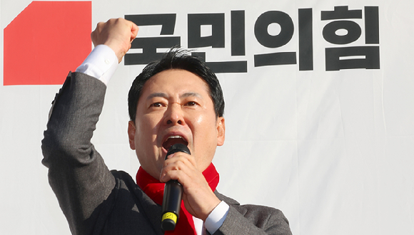 국민의힘 장동혁 대표가 1일 인천 미추홀구 주안역 앞에서 열린 민생회복 법치수호 국민대회에서 발언하고 있다. 2025.12.1 [사진=연합뉴스]