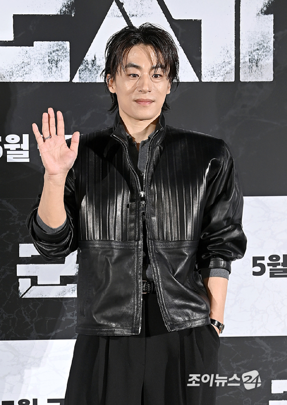 배우 고수, 김신록, 신현빈, 연상호 감독, 배우 전지현, 구교환, 지창욱이 6일 오전 서울 용산구 CGV 용산아이파크몰에서 열린 영화 '군체' 제작보고회에서 포토타임을 갖고 있다. [사진=곽영래 기자]