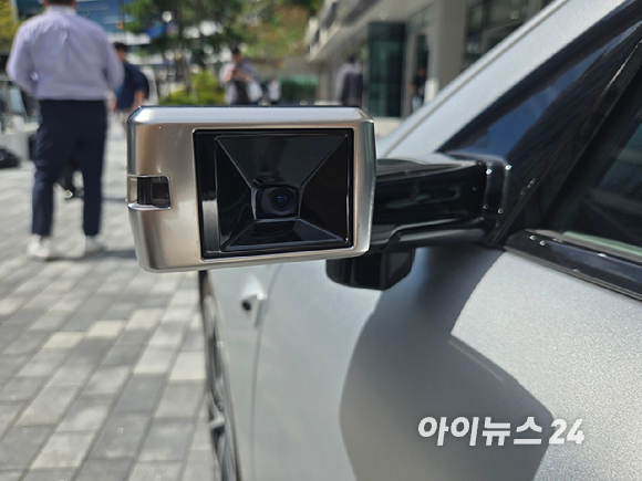 포티투닷(42dot) 사옥 정문 앞에 서 있는 아이오닉6 기반 SDV 테스트카. [사진=최란 기자]