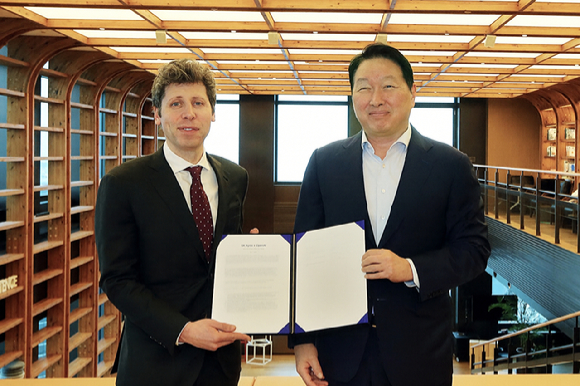 ﻿최태원 회장(오른쪽)과 샘 올트먼 OpenAI CEO(왼쪽) 등 양사 경영진들이 1일 서울 종로구 SK서린빌딩에서 메모리 공급 의향서(Memory Supply LOI)와 서남권 AI DC 협력에 관한 양해각서(MOU)를 체결했다. [사진=SK]