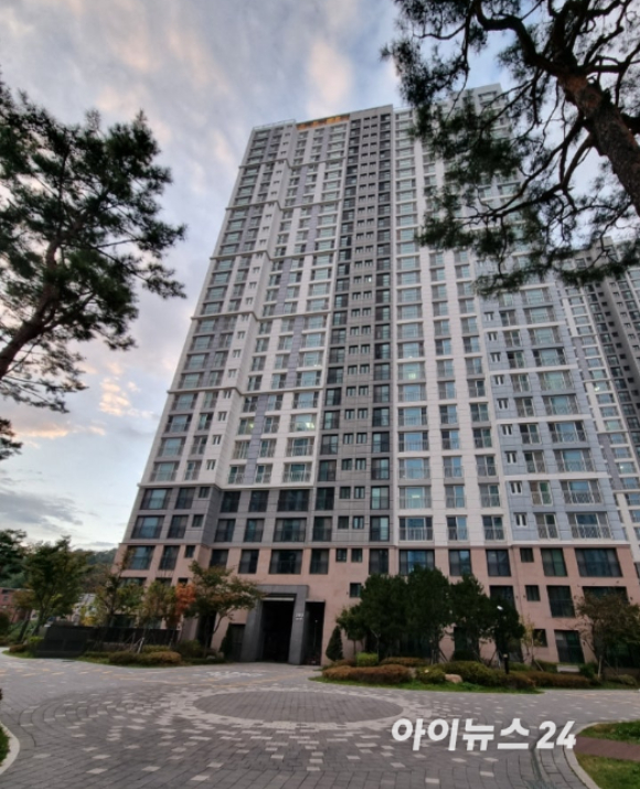 올해 1~3월 서울에서 생애 첫 부동산을 매입해 등기를 마친 1만9004명 중 30대 비중이 55.3%로 절반을 넘은 가운데, 강서구가 797명으로 1위를 기록했다. 반면 강남&middot;서초 등 전통적 상급지는 최하위권에 머문 것으로 나타났다. [표=김민지 기자]