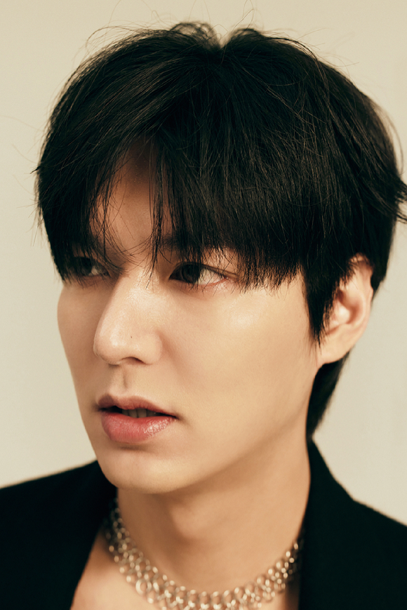 배우 이민호가 영화 '전지적 독자 시점' 인터뷰에 앞서 포즈를 취하고 있다. [사진=MYM엔터테인먼트]