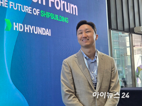 김정관 산업통상자원부 장관이 29일 경주예술의전당에서 열린 한미 기업인 비즈니스 라운드 테이블 행사를 마치고 환영만찬 참석을 위해 밝은 표정으로 이동하고 있다. [사진=최란 기자]