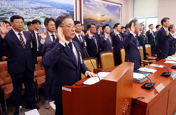 이한준 한국토지주택공사 사장 등 참석자들이 10일 서울 여의도 국회 국토교통위원회에서 열린 한국토지주택공사 등에 대한 국정감사에서 증인선서를 하고 있다. [사진=뉴시스]