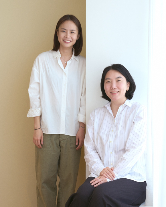 넷플릭스 예능 '유재석 캠프' 이소민PD, 윤신혜 작가가 29일 서울 모처에서 열린 인터뷰에서 포즈를 취하고 있다. [사진=넷플릭스]
