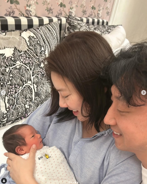 손담비 이규혁 부부가 아이 사진을 공개했다. [사진=손담비 인스타그램]