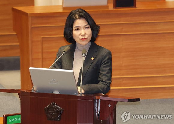 이진숙 방송통신위원장이 14일 서울 여의도 국회 본회의장에서 열린 교육·사회·문화분야 대정부질문에서 최민희 더불어민주당 의원 질의에 답변하고 있다. [사진=연합뉴스]