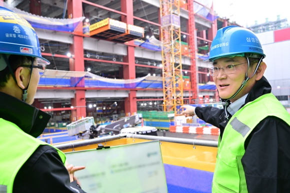 이재용 삼성전자 회장이 지난해 10월 19일 삼성전자 기흥캠퍼스를 방문해 차세대 반도체 R&D 단지 건설 현장을 점검하고 있다. [사진=삼성전자]