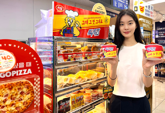 모델이 GS25의 맥시칸 치킨 시리즈를 소개하고 있다. [사진=GS리테이]