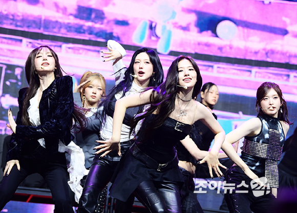 [포토] 전원 성인된 아이브, 고품격 걸크러쉬 '블랙홀'