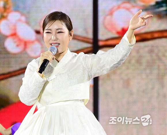 가수 송가인이 21일 오후 서울 종로구 경복궁 흥례문 광장에서 열린 '2024 코리아 온 스테이지-뉴 제너레이션'에서 멋진 무대를 선보이고 있다. [사진=정소희 기자]