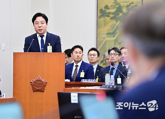 김태호 빌리프랩 대표이사 겸 하이브 최고운영책임자가 24일 오후 서울 여의도 국회 문화체육관광위원회 문화체육관광부 및 국가유산청 및 소속기관 산하 공공기관 및 유관기관종합 국정감사에서 의원 질의에 답변하고 있다. [사진=곽영래 기자]