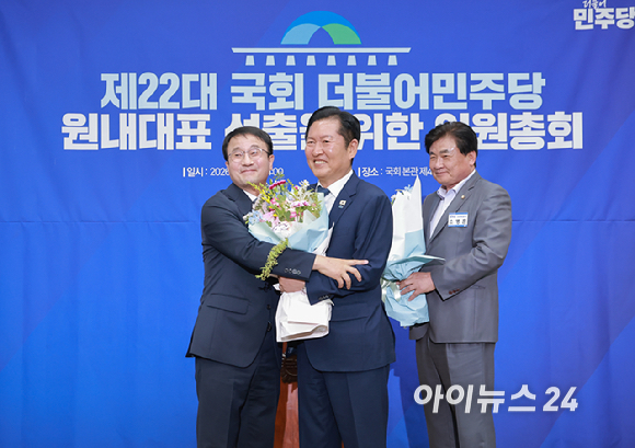 더불어민주당 신임 원내대표로 추대되며 연임에 성공한 한병도 의원이 6일 국회에서 열린 제3기 원내대표 선출 의원총회에서 기념 촬영하고 있다. [사진=곽영래 기자]
