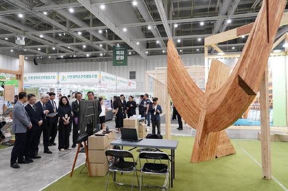박은식 산림청장이(왼쪽 두번째)이 27일 &lsquo;2026 대한민국 목재산업박람회'에서 행사장을 둘러보고 있다. [사진=산림청]