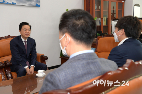 이준석 국민의힘 대표와 김기현 원내대표가 4일 오전 서울 여의도 국회 농해수위 위원장실에서 원내대표 출마 의사를 밝힌 김태흠 의원을 만나 면담하고 있다. [사진=정소희 기자]