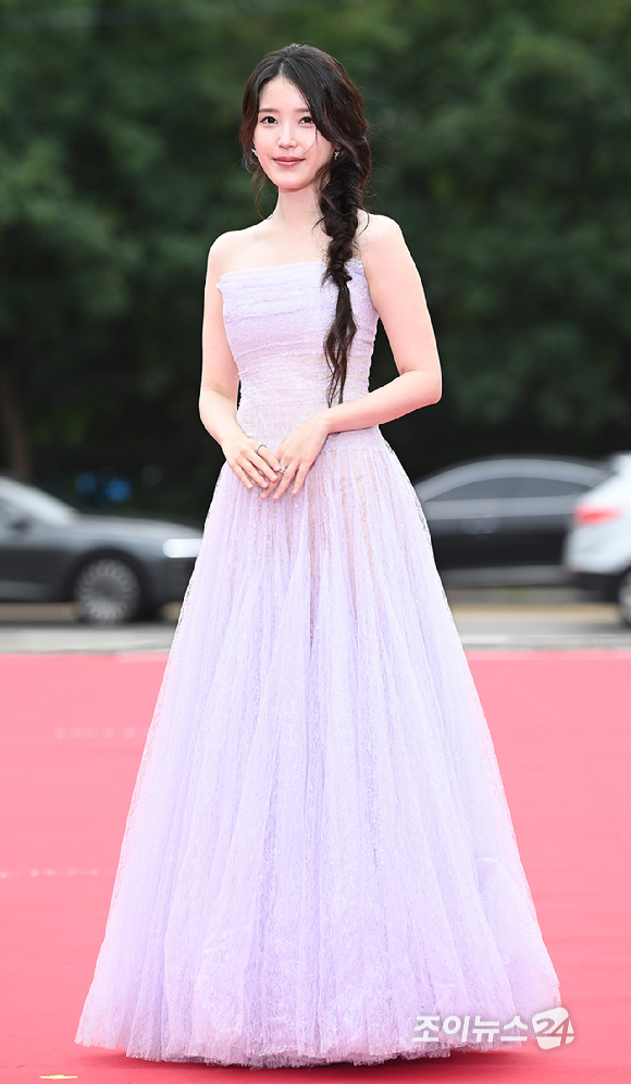 배우 아이유가 2일 오후 서울 여의도 KBS홀에서 열린 '서울드라마어워즈 2025' 레드카펫 행사에 참석하고 있다. [사진=곽영래 기자]