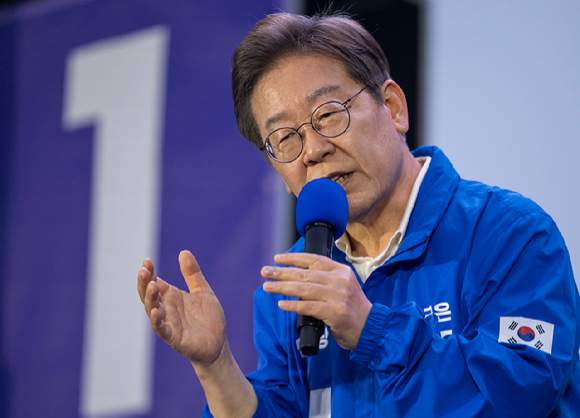 이재명 더불어민주당 대선후보가 지난 15일 전남 목포시 평화광장 원형상가 앞에서 열린 유세에서 지지를 호소하는 연설을 하고 있다. [사진=연합뉴스]
