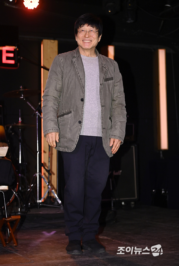 가수 김창완이 27일 서울 종로구 팡타개러지에서 열린 김창완밴드 싱글 'Seventy' 발매 기자간담회에서 기념촬영을 하고 있다. [사진=곽영래 기자]