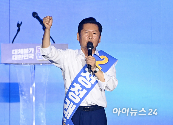 정청래 당대표 후보가 17일 대전시 대전컨벤션센터에서 열린 더불어민주당 8&middot;17 전당대회(제3차 정기전국당원대회)에서 정견발표를 하고 있다. [사진=곽영래 기자]