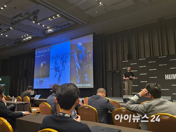 마이클 페리 페르소나AI 상업전략총괄이 22일 서울 코엑스에서 진행된 글로벌 피지컬AI&middot;휴머노이드 컨퍼런스 '휴머노이드 서밋 2026'에서 기조연설을 하고있다. [사진=최란 기자]