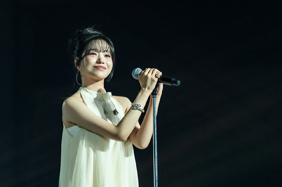 가수 조유리가 지난 9일 일본 지바현 마쿠하리 멧세에서 개최된 '케이콘 재팬 2025(KCON JAPAN 2025)' 엠카운트다운 무대에서 열띤 공연을 펼치고 있다. [사진=CJ ENM]