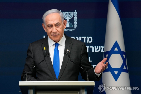 베냐민 네타냐후 이스라엘 총리가 2일(현지시간) 예루살렘에서 기자회견을 하고 있다. 이날 네타냐후 총리는 "이스라엘방위군이 필라델피 회랑을 계속 장악해야 한다"고 강조했다. 2024.09.03 [사진=EPA&middot;AP/연합뉴스]