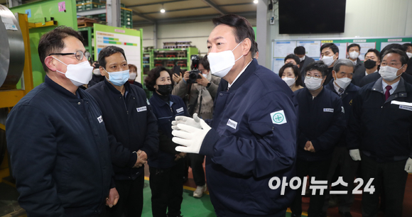 윤석열 국민의힘 대선후보가 중소기업 경영 및 근로환경 개선 현장 방문을 위해 10일 인천 남동공단 경우정밀을 찾은 가운데 공장 관계자와 현장을 둘러보고 있다. [사진=국회사진취재단]