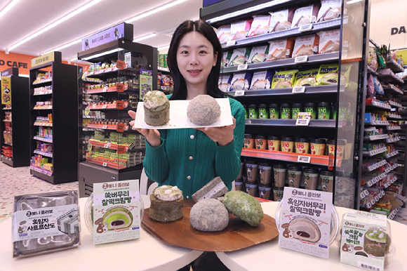모델이 이마트24에서 '뽀니'와 함께 선보이는 빵&middot;디저트 4종을 소개하고 있다. [사진=이마트24]