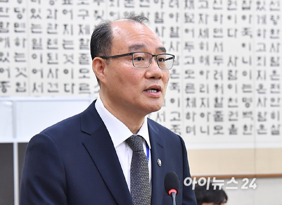 기우종 법원행정처 처장직무대행이 3일 서울 여의도 국회에서 열린 윤석열 정권 정치검찰 조작기소 의혹사건 진상규명 국정조사 특별위원회 전체회의에서 기관 보고를 하고 있다. [사진=곽영래 기자]