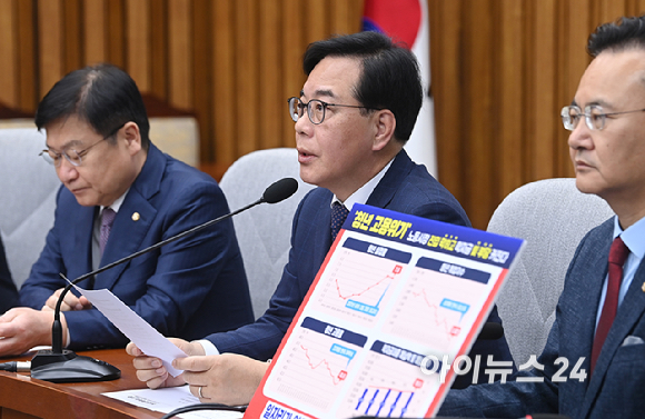 송언석 국민의힘 원내대표가 24일 서울 여의도 국회에서 열린 원내대책회의에서 발언하고 있다. [사진=곽영래 기자]