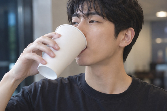청량음료를 마시는 모습 [사진=챗GPT AI 생성 이미지]