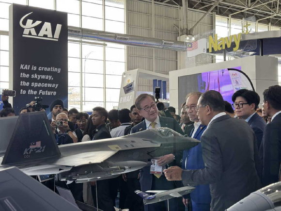 강구영 한국항공우주산업(KAI) 사장(가운데)이 안와르 이브라힘 말레이시아 총리(오른쪽)에게 KF-21 모형에 대해 소개하고 있다. [사진=한국항공우주산업]
