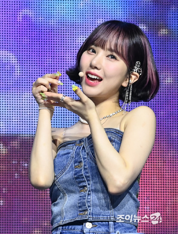 그룹 비비지 은하가 6일 오후 서울 광진구 광장동 예스24라이브홀에서 열린 두 번째 미니앨범 '서머 바이브(Summer Vibe)' 발매 기념 쇼케이스에서 공연을 하고 있다. [사진=김성진 기자]