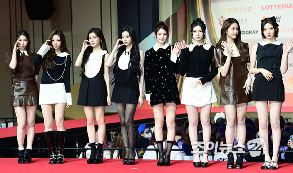 그룹 하츠투하츠(Hearts2Hearts)가 25일 오후 인천광역시 중구 운서동 인스파이어 아레나에서 열린 '2025 SBS 가요대전' 레드카펫 행사에 참석하고 있다. [사진=정소희 기자]