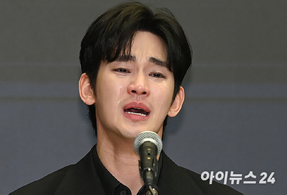 배우 김수현이 지난 3월 31일 서울 마포구 상암동 스탠포드호텔 서울에서 기자회견을 하고 있다. [사진=곽영래 기자]