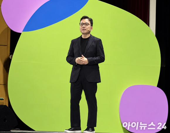 이준희 삼성SDS 대표가 8일 코엑스에서 기업 인공지능 전환(AX) 콘퍼런스 '리얼 서밋(REAL Summit) 2026'에서 기조연설을 하고 있다. [사진=최효경 기자]