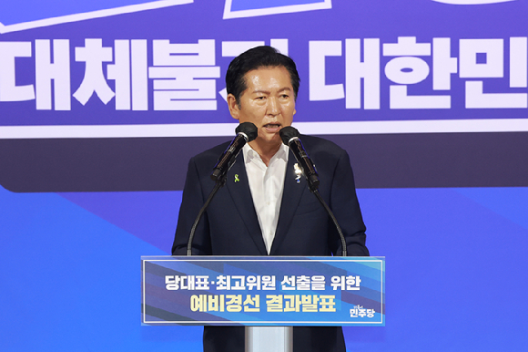 더불어민주당 당 대표 예비경선을 통과한 정청래 후보가 23일 서울 여의도 국회 의원회관에서 인사말하고 있다. [사진=연합뉴스]