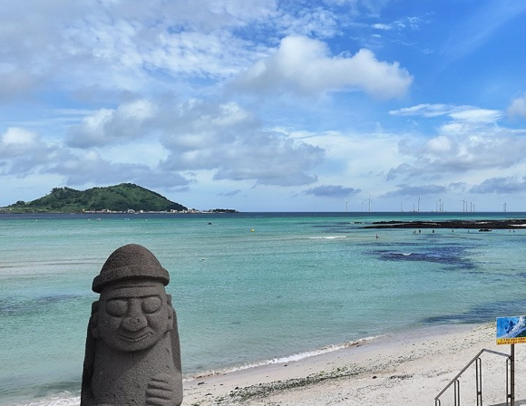 커뮤니티에 '제주 탐라문화제 4000원짜리 김밥'으로 올라와 논란이 됐다. 사진은 문제의 김밥. [사진=온라인 커뮤니티]