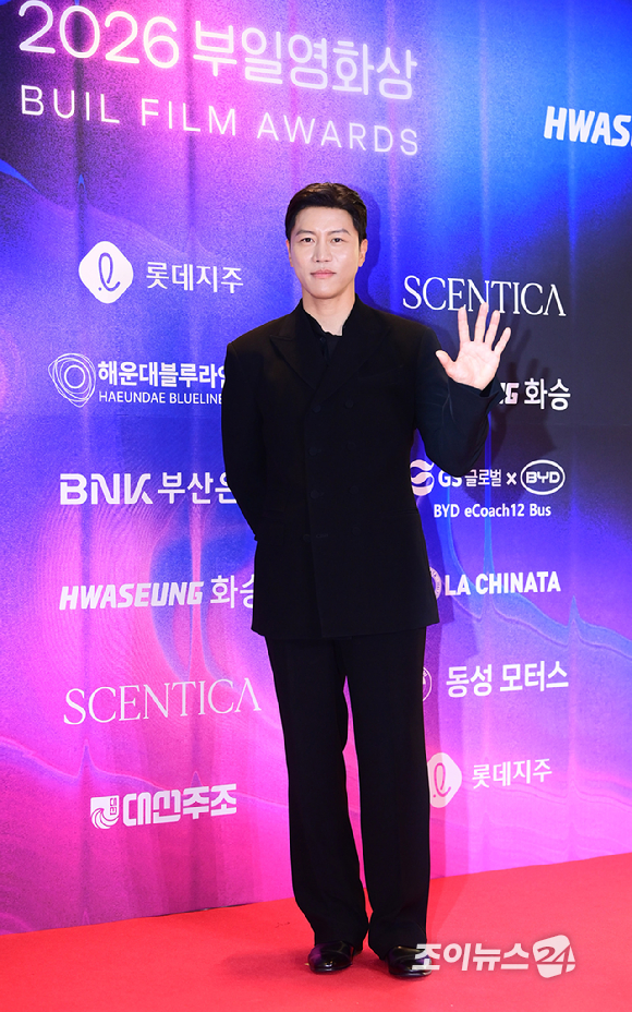 배우 음문석이 7일 부산 시그니엘 부산 그랜드 볼룸에서 열린 2026 제35회 부일영화상에 시상식 레드카펫 행사에 참석하고 있다. [사진=정소희 기자]