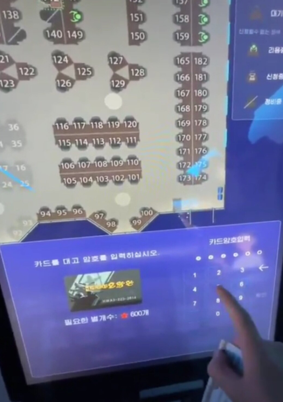 평양 화성지구에 새로 문을 연 '컴퓨터 오락관(PC방)'에서 북한 청년들이 해외 게임사에서 제작한 1인칭 슈팅(FPS) 게임을 즐기는 장면이 온라인에서 공유되고 있다. [사진=X 갈무리 ]