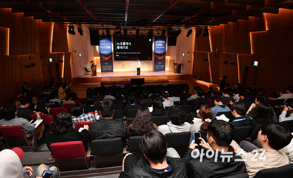 종합경제미디어 아이뉴스24가 주최하는 국내 게임과 콘텐츠 전반의 대세로 자리매김한 키워드인 '서브컬쳐'를 조망하는 ICT포럼 '비주류의 주류화: 서브컬쳐의 성공 노하우는' 이 21일 오후 서울 페럼타워에서 열렸다.김현우 네이버웹툰 컷츠 콘텐츠 리드가 강연을 하고 있다. [사진=곽영래 기자]