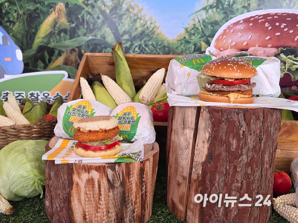 '충주 찰옥수수 치즈 크로켓 버거'를 반으로 자른 단면. [사진=구서윤 기자]