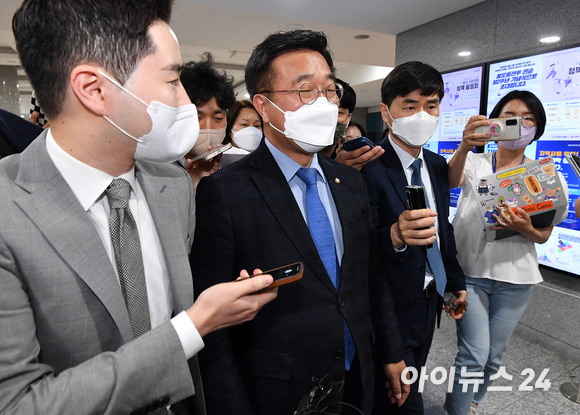 윤호중 더불어민주당 공동비상대책위원장이 1일 서울 여의도 국회 의원회관 대회의실에 마련된 제8회 전국동시지방선거 개표상황실에서 출구조사 결과를 지켜본 후 취재진의 질문을 받으며 이동하고 있다. [사진=김성진 기자]