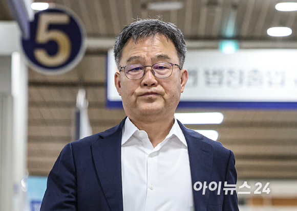 정보통신망법상 명예훼손 등 혐의로 기소된 김만배 화천대유자산관리 대주주가 9일 오전 서울 서초구 서울중앙지방법원에서 열린 공판에 출석하고 있다. [사진=사진공동취재단]
