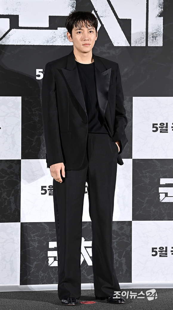 배우 지창욱이 6일 오전 서울 용산구 CGV 용산아이파크몰에서 열린 영화 '군체' 제작보고회에서 포토타임을 갖고 있다. [사진=곽영래 기자]