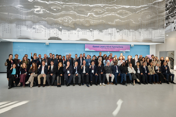 심재국 평창군수과 그레고리 주노드 세계올림픽도시연맹 회장, 이보 페리아니 IBSF 회장을 비롯한 주요 인사들 지난 23일 강원 평창 대관령 평창올림픽플라자 일원에서 열린 2025 세계올림픽도시연맹 총회(World Union of Olympic Cities General Assembly) '올림픽 레거시 포럼'에서 기념사진을 촬영하고 있다. [사진=2018평창기념재단]