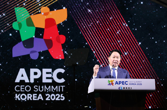 최태원 SK그룹 회장 겸 대한상공회의소 회장이 28일 경북 경주시 화랑빌리지에서 열린 APEC 2025 CEO 서밋 환영 만찬(리셉션)에서 인사말을 하고 있다. [사진=대한상공회의소]
